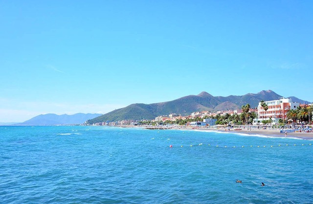 PALMAS Y MAR apartamento en Loano en villa con terrazas y jardín con vistas al mar.