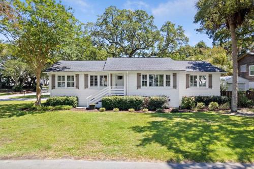 Palms of Hart- 2 Blocks from Beach Dog Friendly