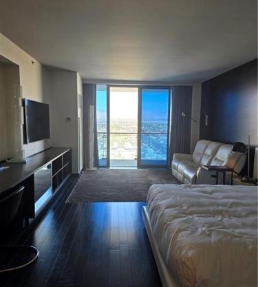 Palms Place Hotel Mountain View with Open Balcony