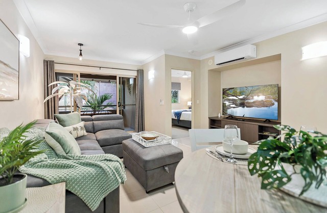 Palmview Heights - 9 Pools, BBQ & Gym