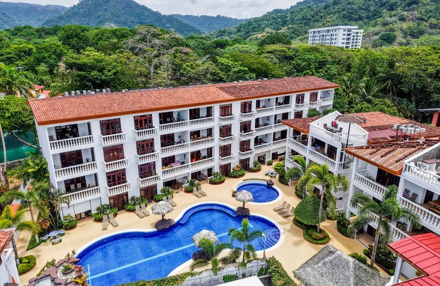 Paloma Blanca Beach Front Condo - Pasos a la playa