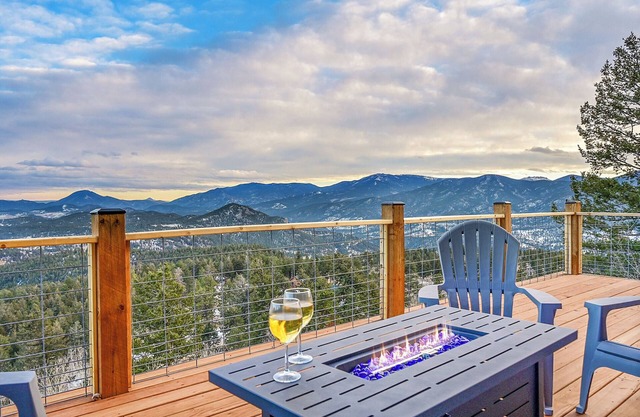 Panaromic Mountain Views, Hot tub, Geodesic Dome, Game room!