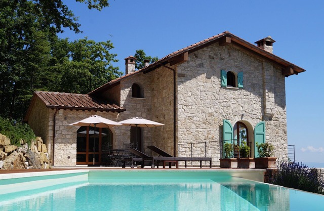 Piscina panorámica e infinita, en la provincia de Siena al sur de Montepulciano y Pienza