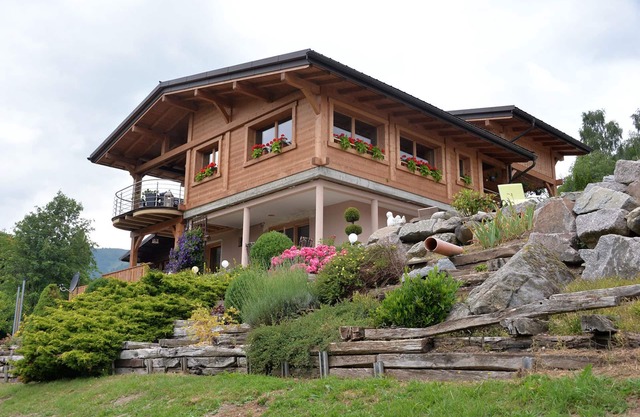 Chalet panorámico con hermosa vista al valle y bien accesible.