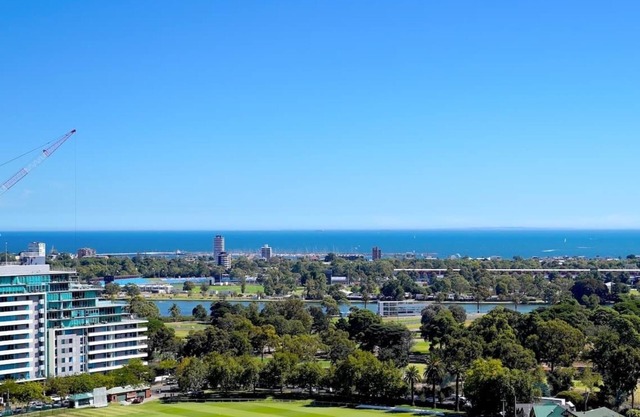 Panoramic City & Bay Views: Luxury Fawkner Stay