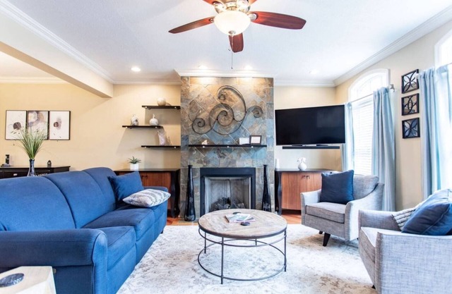 Panoramic City View-Roof Deck-Free Garage Parking!