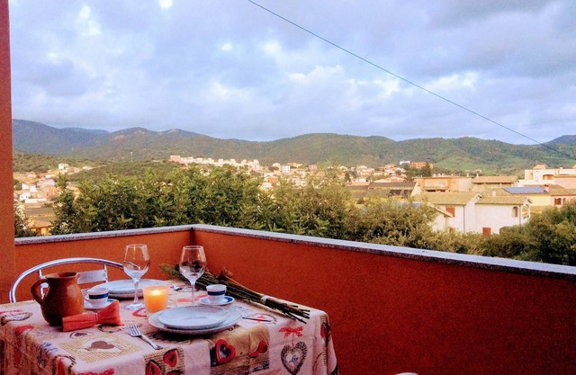 casa panorámica rodeada de vegetación con estacionamiento