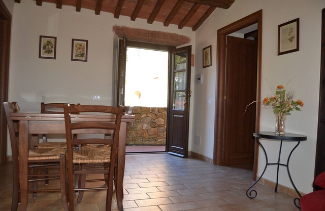Apartamento panorámico de tres habitaciones en un encantador pueblo medieval con piscina, tenis, en el campo cerca del mar.