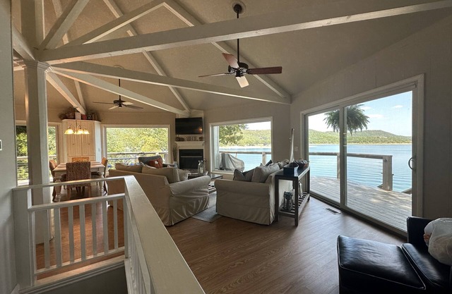 Panoramic Lakeviews! Direct Lakefront Access! Gentle sloping beach! 4 Kayaks!