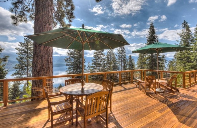 Casa ejecutiva panorámica Lakeview con cubierta de gran tamaño. La casa de martini