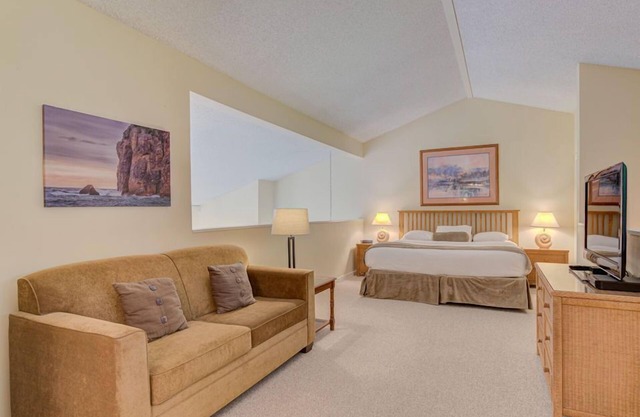 Panoramic Loft with King Bed & Full Kitchen