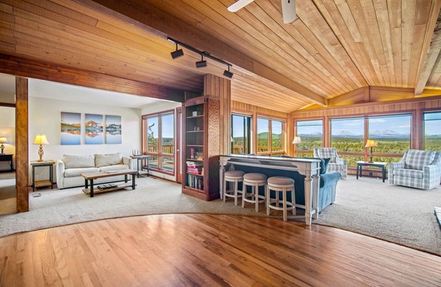 Panoramic Mountain & River Views. Home Plus 3 Master Suite Bungalows..A/C, Fireplace. W/D. Solitude.