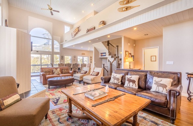 Panoramic Mountain Views, Central Location, Private Hot Tub, 2 Car Garage