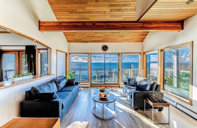 Panoramic Ocean Front View, 5 BR full Bath- Renovated Whole House in White Rock