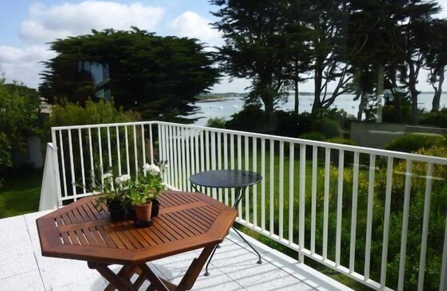 PANORAMIC OCEAN VIEW and direct access to the beach!