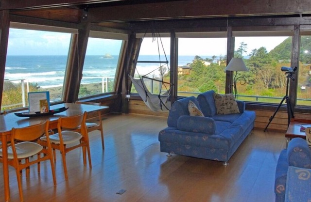 Cove Cottage: Vistas panorámicas del océano en la costa aislada de Oregon en el parque