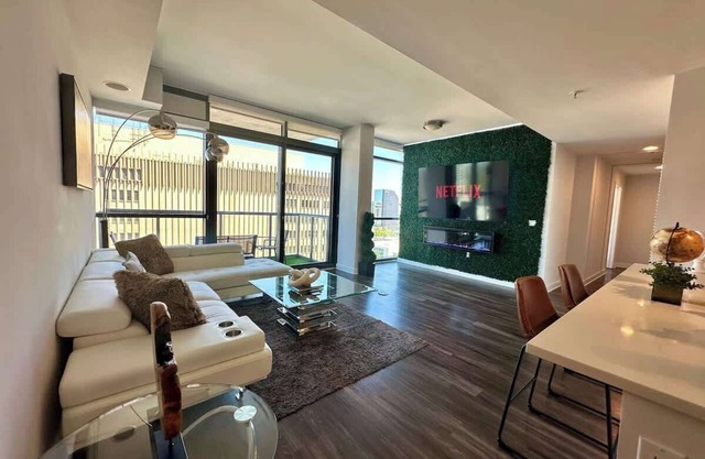 Panoramic Penthouse Views - Two 15ft Balconies