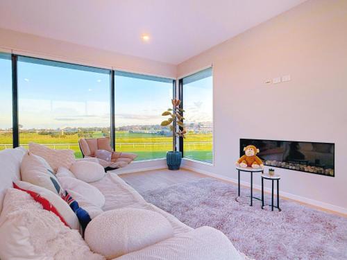 Panoramic Racecourse View - A Quiet Family Villa Over the Turf
