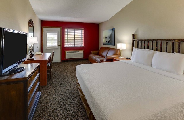 Panoramic Riverside Views from Spacious Suites in a Rustic Atmosphere