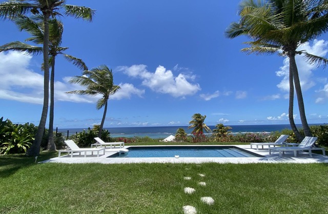 Villa panorámica con vistas al mar cerca de la playa