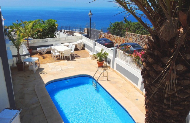 Increíble villa panorámica con vistas al mar, nr playa / puerto deportivo / pueblo, piscina comunitaria, AC WiFi UKTV