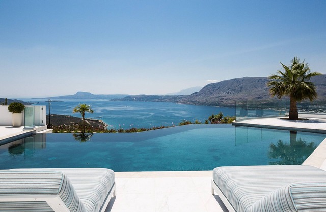 Nueva villa de lujo con vistas panorámicas al mar, piscina privada climatizada y bañera de hidromasaje.