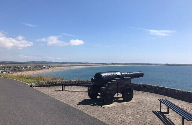 Panoramic Sea Views / Two Storey Detached Residence Private Garden & Parking