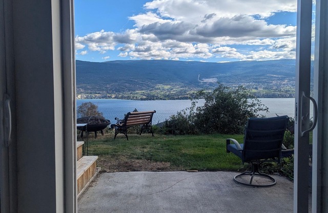 Panoramic Summerland Lake View Studio w/ Hot Tub