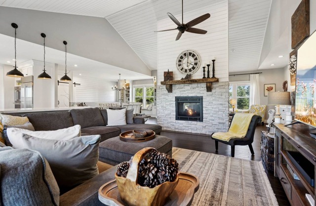 Panoramic Valley and Vineyard Views, Newly Renovated, Pet Friendly, Hot Tub, Games, Walk to Wineries
