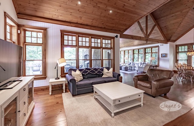 Panoramic View of Lake Muskoka, Privacy! Sleeps 20! Entertaining++! Location!