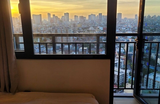 Panoramic View w/ Balcony Near Airport & Sky Way - 4