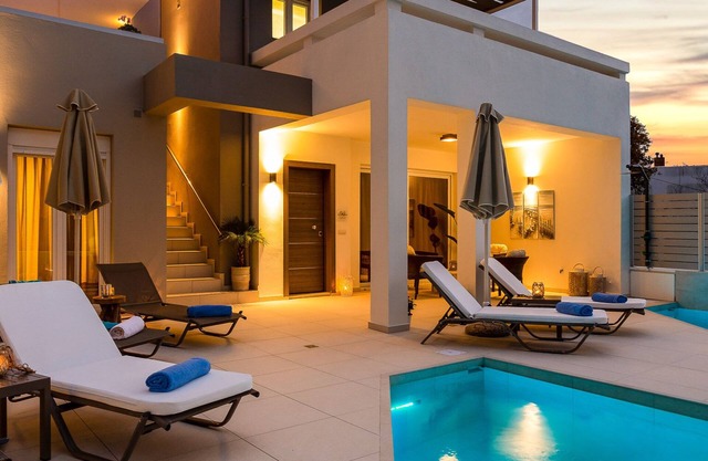 Villa boutique con dos edificios independientes en ladera de la colina con total privacidad.
