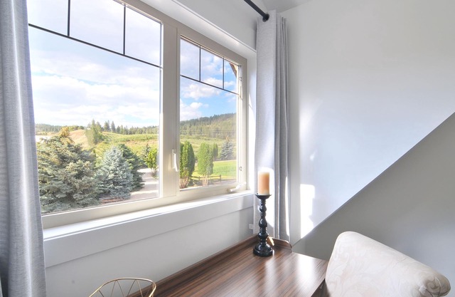 Panoramic views, between ski hills, YLW, UBC, Event venues, & Costco. 🎿