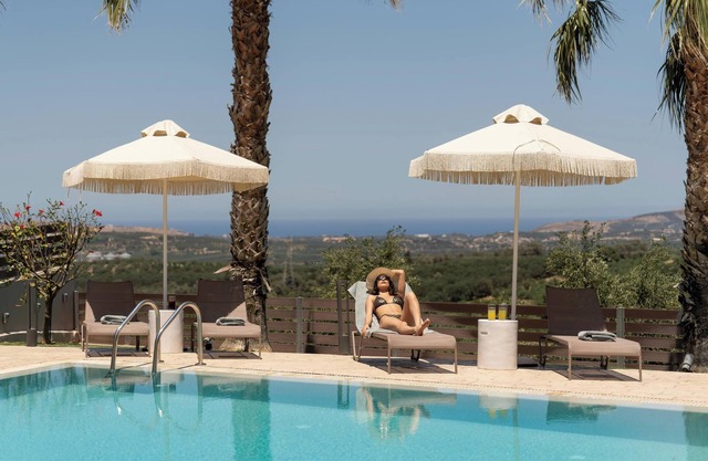 Villa de nueva construcción con vistas panorámicas, piscina climatizada, barbacoa y parque infantil.