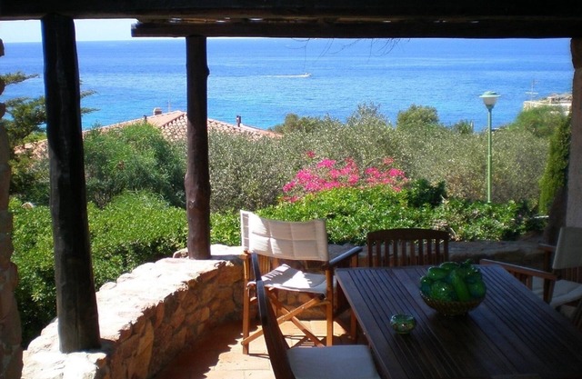 Villa panorámica sobre el mar.