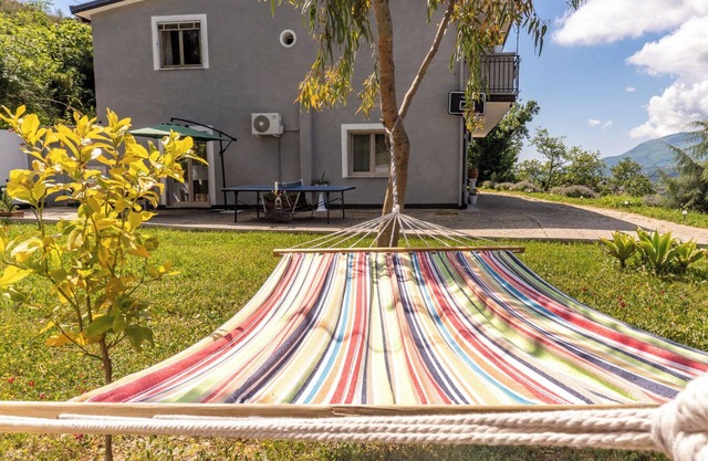 Panoramic villa surrounded by greenery, 4 rooms: private bathroom, air conditioning and TV.