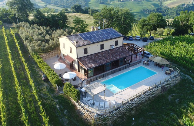 Villa de lujo, con vistas panorámicas y relajante en el corazón de las Marcas con piscina