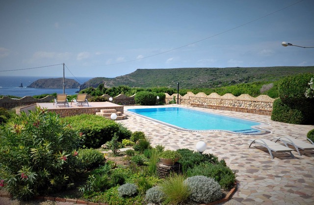 Villa panorámica con piscina, frente al mar.