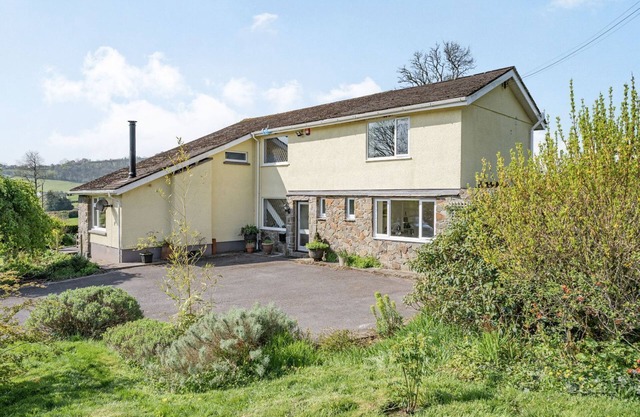 PANT Y CWTSH, pet friendly, with a garden in Kidwelly