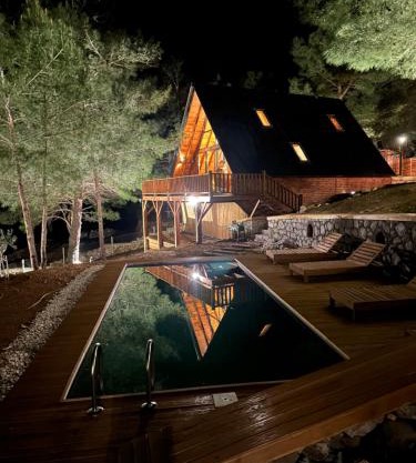 Panurlawoodenhouse özel havuz& sauna mavi