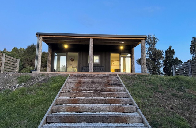 Paparoa Escape-Bush Walk, Hot Tub, Serene Views, Peaceful Escape & Dog Friendly.