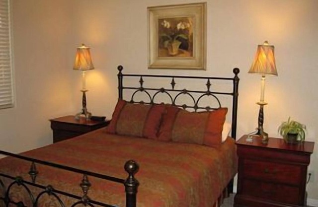 Condominio de tres habitaciones con piscina, jacuzzi y patio de recreo-164c