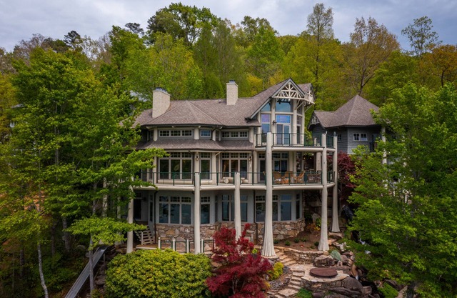 Parabull's Point, Lake Lure, Luxury House with water slide