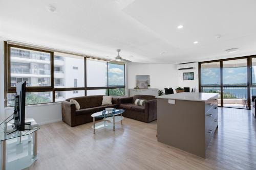 Paradise! 2BR in the Heart of GC with Ocean Views