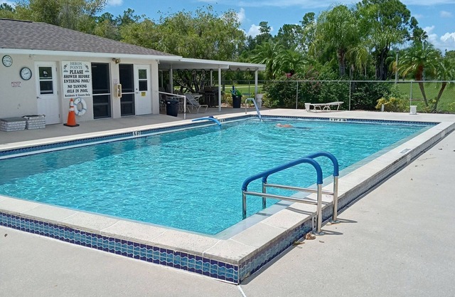 Paraíso espera en este 2 dormitorios, 2 baños primer piso Condo en Lake Suzy, FL
