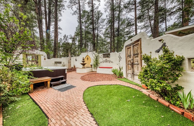 "Paradise" Awaits with Hot tub.
