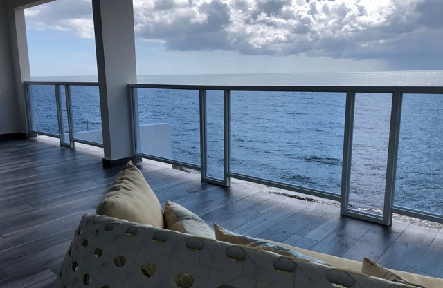 Paradise Beachfront Villa, 3 bedroom/2bath, walk to beach, WiFi, full A/C, kayak
