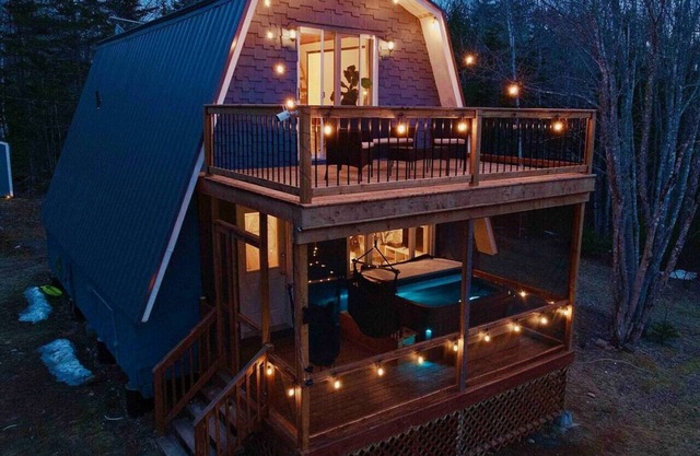 Paradise Cove - Lakefront with Projector & Hot Tub