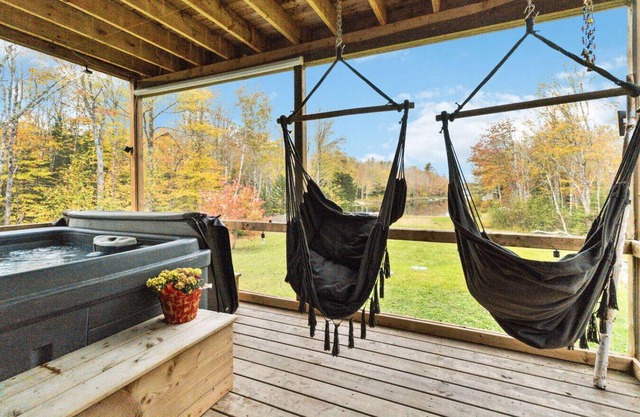 Paradise Cove - Lakefront with Projector & Hot Tub
