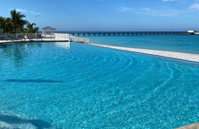 Paradise Found! Cozy 2-bedroom condo with AC and WiFi in fabulous Bimini Bay